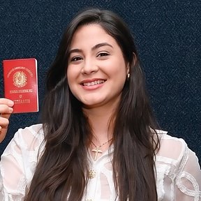 Dra. Ana Beatriz Lima, advogada, com a carteira da OAB